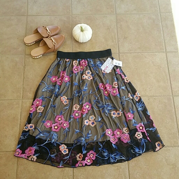 LuLaRoe Dresses & Skirts - LuLaRoe embroidered Lola skirt